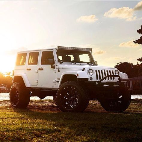 Light bars and wheels. Yes please Four Door Jeep Wrangler, Four Door Jeep, White Jeep Wrangler, Jeep Sahara, Auto Jeep, Jeep Wrangler Lifted, Lifted Jeep Wrangler, White Jeep, Jeep Car