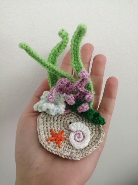 Tiny Aquarium Crochet Pattern Crochet Aquarium Plants, Crochet Fish Aquarium, Tiny Fish Crochet Pattern, Crochet Mini Sea Creatures Free Patterns, Crochet Fish Bowl, Crochet Fish Tank, Crochet Aquarium Free Pattern, Crochet Diorama, Yarn Scraps Crochet