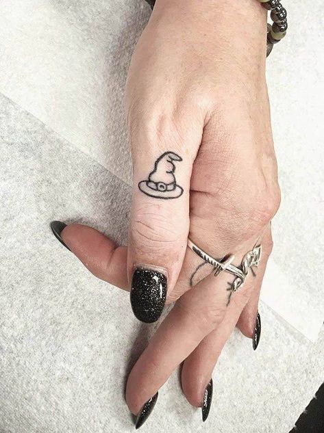 A witch hat thumb tattoo by @sara_scribbles- Creative thumb tattoos Sara Scribbles, Witch Tatoos, Finger Tattoos With Meaning, Body Doodles, Witch Tattoos, Witchy Hat, Finger Tattoos For Couples, Thumb Tattoos, Glyph Tattoo