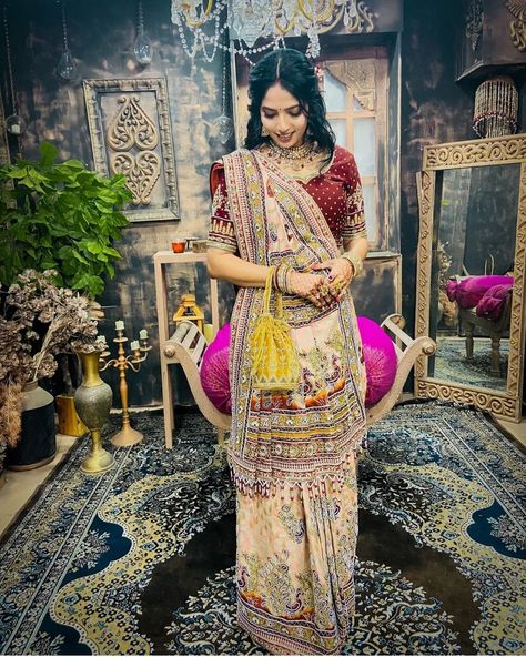 Traditional Gujarati Saree Look, Gujrati Style Saree Look Latest, Gujarati Style Saree, Gujarati Saree Look, Gujarati Bride, Gujarati Saree, Dupatta Styling, Simple Dress For Girl, Saree Pic