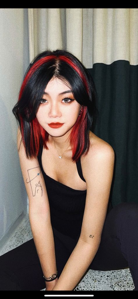 Burgundy Color Block Hair, Blonde Red And Black Hair, Alternative Dyed Hair, Red Skunk Hair, Black Hair With Red Highlights, Half Dyed Hair, Color Block Hair, Red Roots, Skunk Hair