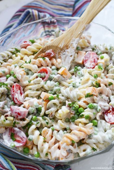 The whole family will love this Bacon and Ranch Pasta Salad this summer! Cold pasta salads make an easy dinner or dish to bring to potlucks and picnics.This simple pasta salad recipe is similar to Creamy Bacon Parmesan Pasta Salad but with a little kick of ranch!  Make this tasty dish with this  highly recommended rotini pasta  and ranch dip mix that Amazon reviewers swear by! This simple pasta salad recipe only needs a few ingredients:rotini pasta, mayonnaise, sour cream, milk, dry… Bacon Parmesan Pasta, Pasta Salad With Bacon, Bacon Tomato Pasta, Cold Pasta Salads, Parmesan Pasta Salad, Bacon Pasta Salad, Tomato Pasta Salad, Bacon Ranch Pasta Salad, Easy Vegetable Side Dishes