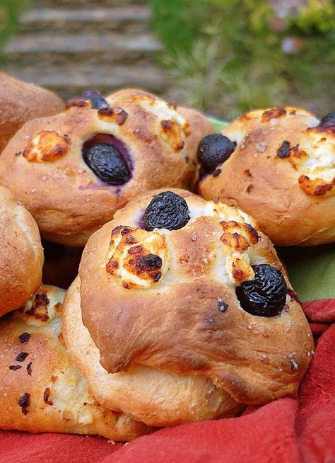 Savory Grape Bread with Lemon, Goat Cheese and Sea Salt for #breadbakers So good! Lemon Goat Cheese, Savory Donuts Recipe, Grape Bread, Savory Donuts, Oven Baked Bread, Yeast Recipes, Creamy Goat Cheese, Grape Recipes, King Food