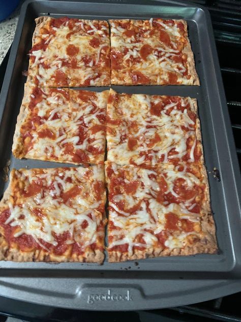 Three Ingredient cheese pizza Ww Casseroles, Weight Watchers Pasta, Crescent Roll Pizza, Weigh Watchers, Healthy Sandwiches, Three Ingredient, Party Foods, Crescent Rolls, Pizza Pasta