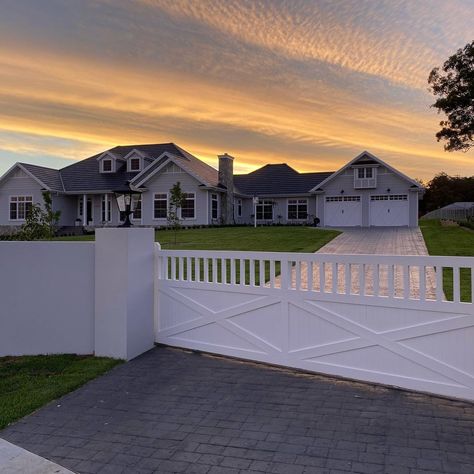 Gated Houses Exterior, Driveway Privacy, Hamptons Style House, Fence And Gate, Exterior House Design, Entrance Gate, The Upper East Side, Driveway Gates, Front Gates