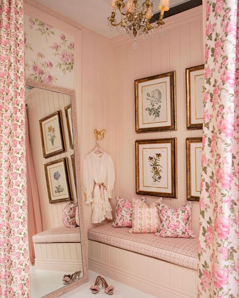 Loveshackfancy Aesthetic, Feminine Room, Dream Bedroom Inspiration, Dream Apartment Decor, Boutique Decor, Cute Home Decor, Dream Apartment, Pink Room, Chic Bedroom