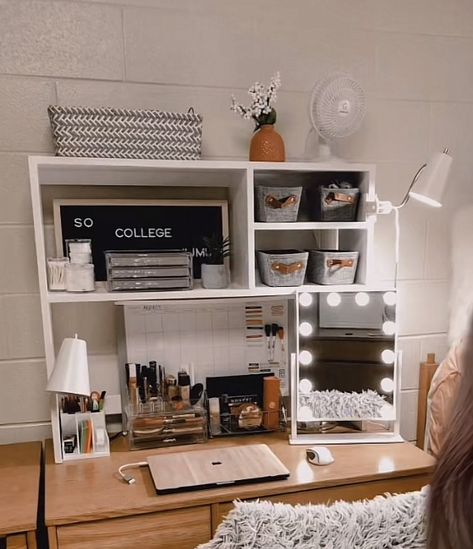 Dorm Room Desk Ideas College Students, Organizing Ideas Dorm, Dorm Table Ideas, Vanity Dorm Room, Dorm Room Vanity Desk, College Dorm Vanity, College Dorm Desk Setup, Dorm Makeup Organization, Dorm Room Desks