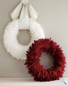 White Wreaths, Christmas Party Planning, Feather Wreath, Modern Holiday Decor, Door Diy, Red Wreath, Christmas Door Wreaths, Christmas Front Doors, Wreaths And Garlands