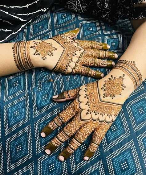 Mehndi Mandala Designs, Stylish Simple Mehndi Designs, Mehndi Design Mandala, Diwali Mehndi, Mehndi Design Stylish, Mehndi Mandala, Short Mehndi Design, Simple Mehndi Design, Tato Henna