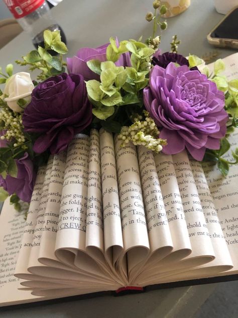 Paper Flower Centrepiece, Book Floral Arrangement, Book Themed Graduation Party, Book Centerpiece Ideas, Book Centrepiece Wedding, Create Paper Flowers, Vintage Book Centerpiece, Book Wedding Centerpieces, Book Centerpiece