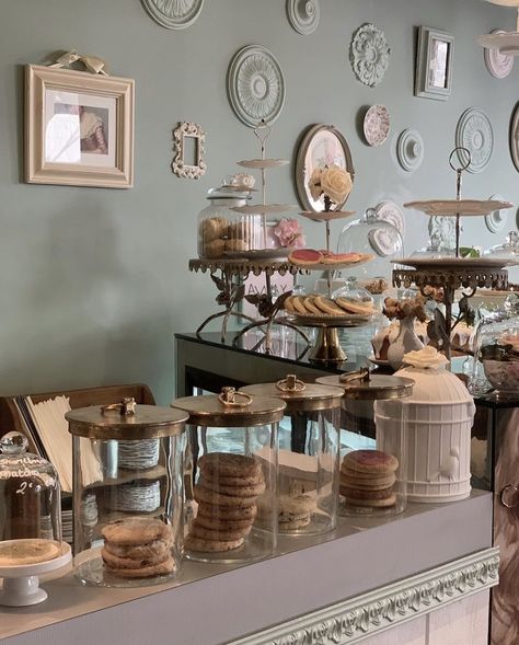 French Patisserie Interior, Cake Shop Interior Vintage, English Tea Room Interior, Tea Cafe Interior Ideas, Cafeteria Vintage, Tea Room Interior, Tea Room Decor, Vintage Tea Rooms, Pastry Display