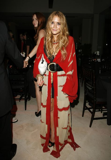 Belt a Vibrant Dress and Add Chunky Jewelry to Steal the Spotlight Mary Kate Olsen Style, Ashley Olsen Style, Olsen Fashion, Olsen Twins Style, Kate Olsen, Vibrant Dress, Mary Kate Ashley, Mary Kate Olsen, Diy Tv