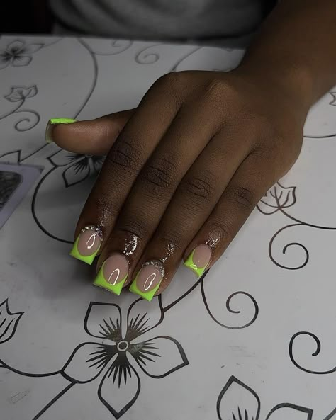 Simple Back To School Nails Acrylic Short, Lime Green French Tip Nails Short, Short Simple Nail Sets, Short Lime Green Acrylic Nails, Short Nails Acrylic Green, Green Nails Acrylic Christmas, Neon Green Short Nails, Short French Nails Color, Green Nails Acrylic Short