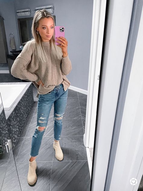 Tan Chunky Boots Outfit Winter, Hayle Platform Chelsea Boot Steve Madden, Steve Madden Beige Boots Outfit, Tan Chunky Boots Outfit Fall, Cream Colored Chelsea Boots Outfits, Platform Lug Boots Outfit, Sweater And Chelsea Boots Outfit, Ankle Boots Outfit With Jeans, Steve Madden Ankle Boots Outfit