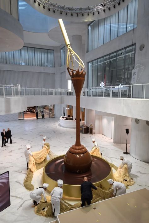 World's Largest Chocolate Fountain Opens at Lindt Shop in Switzerland Lindt Museum, Chocolate Store Design, Chocolate Stores, Chocolate Work, Chocolate Fountain, Big Chocolate, Famous Chocolate, Lindt Chocolate, Exhibition Stall