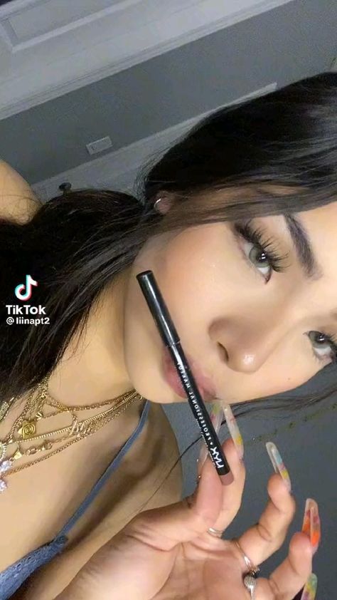 Makeup Tut: Follow me for more  credits: @liinapt2 on TikTok Apply Kajal, Latina Makeup Looks, Latina Makeup, Pretty Makeup Looks, Lip Makeup Tutorial, Makeup Help, Simple Makeup Looks, Matte Makeup, Face Makeup Tutorial