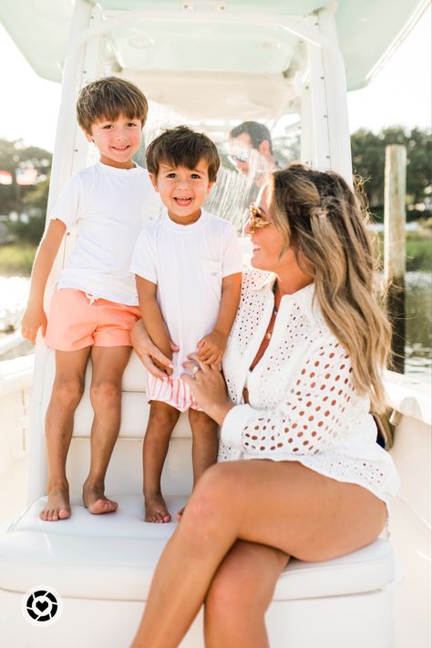 Family picture ideas Family Boat Pictures, Boat Day Outfit, Boat Family, Family Boats, Boat Day, Family Of 6, Boat Pics, Lake Photos, Family Of 4