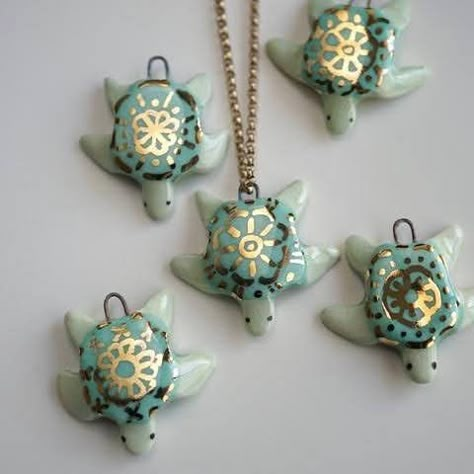 Sea Turtle Necklace, Clay Diy Projects, Turtle Necklace, Clay Art Projects, Clay Jewelry Diy, Cute Clay, Fimo Clay, Polymer Clay Charms, Diy Clay Crafts