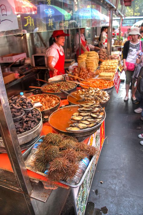 Food stand at the Wangfujing Snack Street in Donghuamen, Beijing_ China Wangfujing Street Beijing, China Street Food, Beijing Food, Taiwan Night Market, Street Food Design, Moving To China, China Street, China Trip, Holiday China