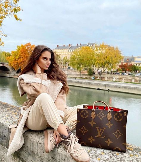 Louis Vuitton on Instagram: “LV Fall vibes🤎 @carina #louisvuitton #louisvuittonstyle” Louis Vuitton Onthego, Louis Vuitton Bag Neverfull, Branded Handbags, Lv Bag, Fall Vibes, Monogram Canvas, Travel Bags, Luxury Branding, Louis Vuitton Bag