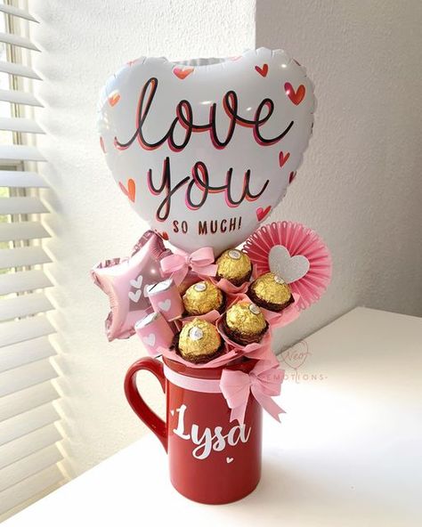 Mug Bouquet Gifts, Valentines Day Mug Gift Ideas, Tazas San Valentin Ideas, Ideas Para Vender En San Valentin, San Valentin Ideas Para Vender, Ideas San Valentin, San Valentín Ideas, Candy Bouquet Diy, Valentine Gift Baskets