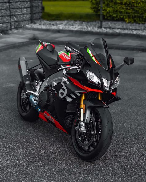 Powered by a 1,099cc V4 engine that produces 213 horsepower and 125 lb-ft of torque. By apriliapov on IG #aprilia #rsv4 #1100factory #1000cc #superfast #bike #italian Aprilia Rsv4 Wallpapers, Aprilia Rsv4 1100 Factory, V4 Engine, Photo Moto, Dream Cars Audi, Aprilia Motorcycles, Motorcycle Guy, Aprilia Rsv4, Crotch Rocket