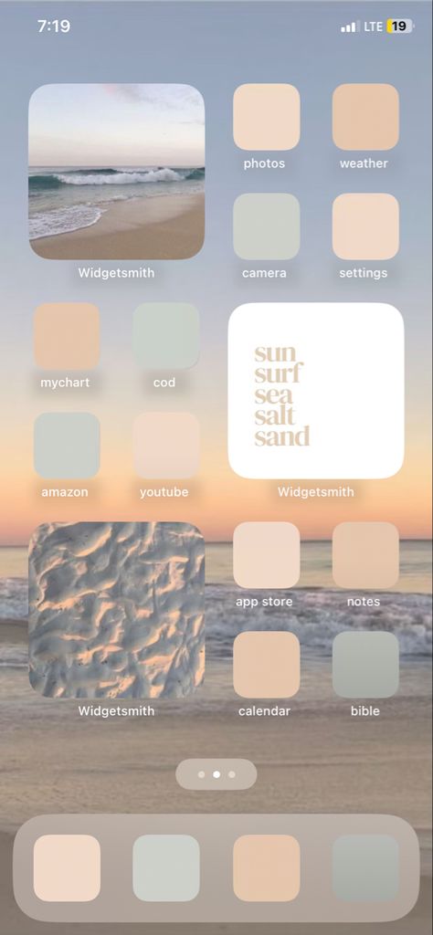 Summer Iphone Background, Coastal Homescreen Ideas, Beach Homescreen Ideas, Home Screen App Icons, Cute Summer Phone Wallpapers, Aesthetic Phone Organization Iphone, Beach Iphone Theme, Summer Aesthetic Homescreen, Beachy Homescreen Ideas