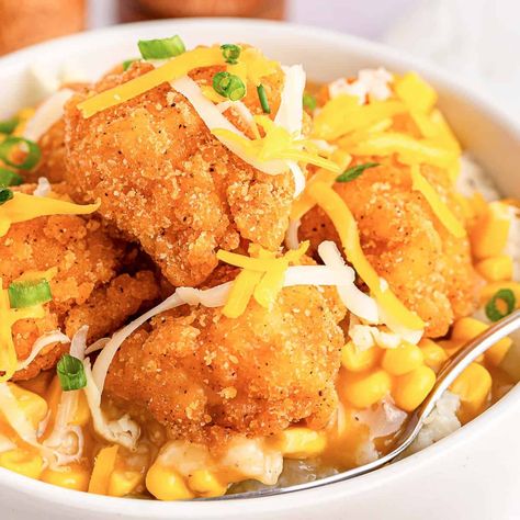 Indulge in the ultimate comfort meal without leaving home with this Copycat KFC Famous Bowl. This family favorite features layers of velvety mashed potatoes, generously drizzled with rich gravy, and adorned with sweet corn, melted cheese, and irresistible bite-sized popcorn chicken. This homemade KFC Famous Bowl delivers in just 30 minutes, offering you a quick, easy, and tasty solution to your fast-food cravings. Homemade Kfc Famous Bowl, Famous Bowl Recipe, Kfc Famous Bowl Recipe, Famous Bowl, Kfc Famous Bowl, Ultimate Mashed Potatoes, Meatless Chicken, Copycat Kfc, Chicken Popcorn