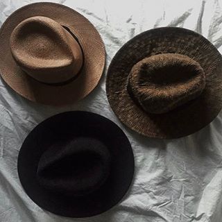 ALICIA B • Blogger • 📍BHAM,AL (@livin_fearless) • Instagram photos and videos Fedora Aesthetic, Brown Fedora, Senior Style, Apartment Items, Agent Carter, Mode Boho, Love Hat, Hat Style, Items For Men