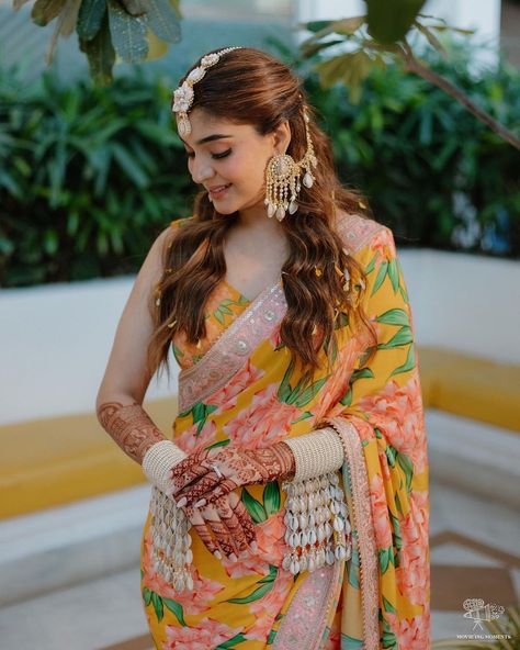 We are in love with this pretty bride Haldi look💛 Her floral printed yellow saree and exquisite seashell jewellery is winning our hearts😍 Bride: @thecisterco Photography @movieingmoments Make up and hair @shradhaluthra Jewels @vaidaan.official Planners @thevowweavers #weddings #indianweddings #weddingideas #weddinginspiration #indianwedding #bride #groom #wedding #love #couple #matchingoutfits #haldi #haldiceremony #yellowsaree #wishnwed #haldiceremony #indianwedding #weddingrituals #weddi... Haldi Printed Outfit, Simple Mehendi Looks For Bride, Haldi Looks Bride, Bridal Haldi Jewellery, Haldi Jwellary For Bride Unique, Haldi Saree Look For Bride, Mehendi Jewellery For Bride, Haldi Ideas For Bride, Haldi Saree Outfit