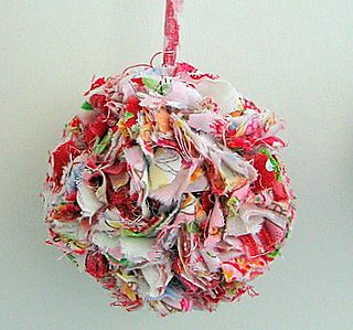 pompom tutorial Fabric Pom Poms, Pom Pom Tutorial, Beaded Items, Fabric Balls, Scrap Fabric Crafts, Scrap Fabric Projects, Pom Pom Crafts, Fabric Ornaments, Fabric Strips