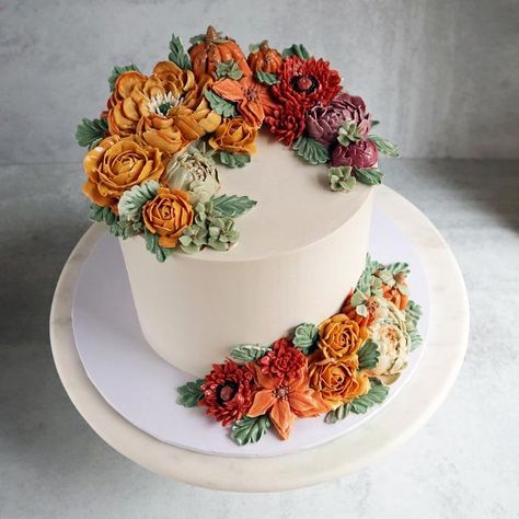 Bakey Bakes on Instagram: "Don’t want fall to pass by without posting my favorite autumnal cake do date! Regardless of how the algorithm feels about my buttercream flower cakes, I worked so hard for years to perfect the technique so I’ll be damned if I won’t keep posting them. If you’re new here, these are all made by hand, petal by petal using buttercream. No fondant nor gumpaste. Same with the cake itself, those sharp edges are attainable with frosting!🌹" Fall Flower Cake Decorating, Fall Flowers Cake, Fall Floral Cake, Autumnal Cake, Friendsgiving Cake, Cupcake Inspiration, Buttercream Flower, Thanksgiving Cakes, Buttercream Flower Cake