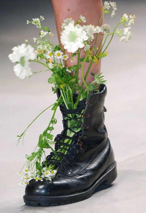 #fresh #floral #boots London Spring, Poison Ivy, 가을 패션, Photography Inspo, Fashion Week Spring, London Fashion Week, Creative Inspiration, Wild Flowers, Combat Boots