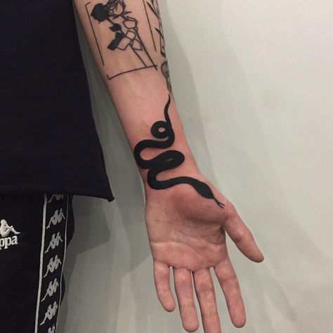 Black snake tattoo on the left arm’s inner wrist. Black Snake Tattoo, Small Snake Tattoo, Tattoo Snake, Snake Tattoo Design, Handpoke Tattoo, Geniale Tattoos, E Tattoo, Aesthetic Tattoo, Snake Tattoo