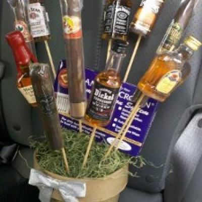 Man Bouquet- I'll put the little bottles of Crown Royal & some individual snacks b/c my DH doesn't smoke cigars. What a cute idea! Funny Bouquet, Men's Birthday, Man Bouquet, Flowers For Men, Birthday Basket, Birthday Bouquet, Perfect Guy, Groomsman Gift, Cadeau Diy