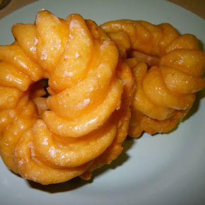 French Crullers are soft doughnuts with a sweet glaze. These taste just like the ones served at Dunkin Donuts! French Cruller Donut, Cruller Donuts, French Crullers, Dunkin Donut, Doughnut Recipe, Cat Recipes, Copycat Recipe, Donut Recipes, Beignets