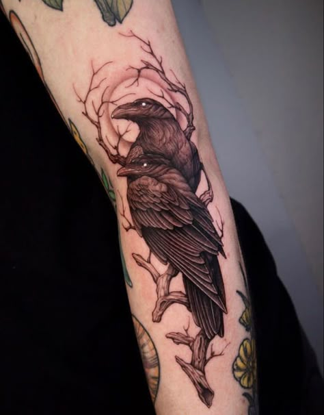 Crow Tattoo Meaning, Crow Tattoo For Men, Raven Tattoo Meaning, Rabe Tattoo, Crow Tattoo Design, Kunst Tattoos, Crow Tattoo, Omerta Tattoo, Bicep Tattoo