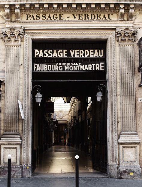 Parisian Hallway, French Cathedrals, Paris History, Glass Ceilings, Japanese Dining, Paris Architecture, Art Nouveau Architecture, Paris Art, Paris City