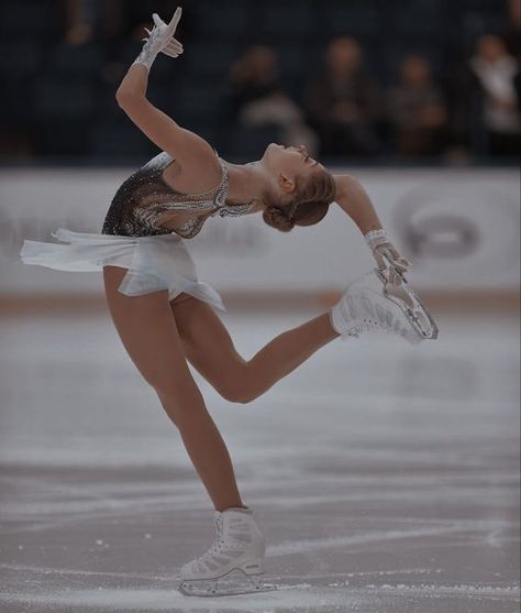 Ice Skating Girl Aesthetic, Gymnast Outfits, Ice Skater Aesthetic, Figure Skater Aesthetic, Skating Fits, Girl Ice Skating, Skating Photos, Skater Girl Aesthetic, Ice Skating Costumes