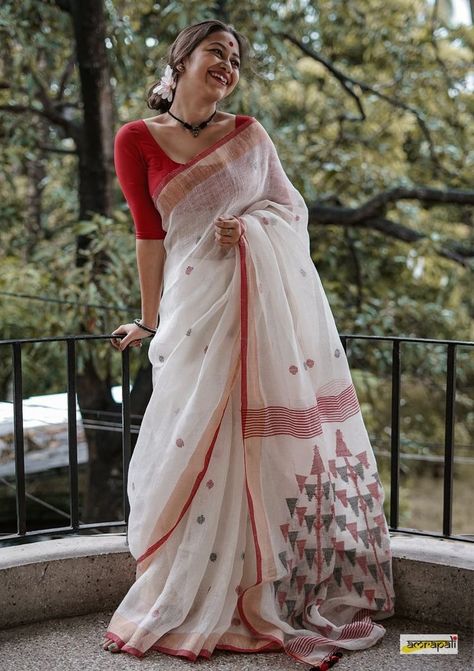 Saree Look Bengali, Traditional Bengali Saree Look, Bangoli Saree Traditional Look, Bengali Girl Saree, Bengali Saree Photoshoot, Bengali Saree Traditional, Amrapali Sarees, Bengali Saree Look, Puja Outfits