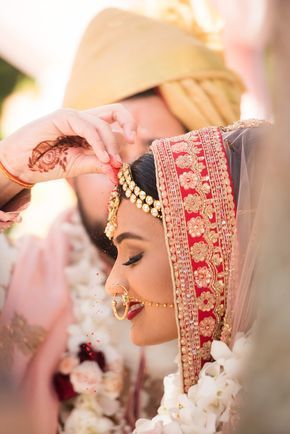 Wedding Sindur Photography, Wedding Sindur Pic, Indian Wedding Candid Photography, Dulhan Sadi Pic, Wedding Images Indian, Sindur Wedding, Sindoor Daan Photography, Indian Bride Groom Poses, Indian Wedding Photography Couples Photoshoot