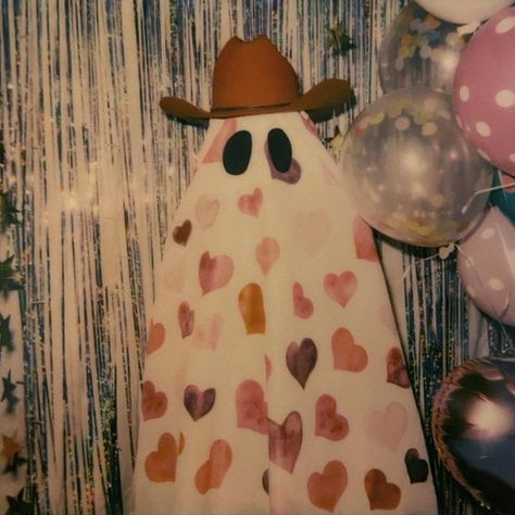 Groovy Ghost Costume, Floral Sheet Ghost, Disco Ghost Costume, Cowboy Ghost Costume, Spooky Cowboy Aesthetic, Valentines Ghost Wallpaper, Sheet Ghost Art, Girly Halloween Decorations, Sheet Ghost Aesthetic