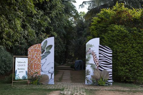 Experience the adventure as you walk through our captivating jungle-themed entrance arch for the ultimate birthday celebration! 🐾 Safari Vibes: Embrace the untamed spirit with lush greenery, exotic creatures, and jungle-inspired decor. 🌴 A Wild Welcome: Our entrance arch sets the tone for an unforgettable journey through the wild. It's a celebration that promises to be a roaring good time! #JungleBirthday #WildCelebration #EntranceDecor #PartyInStyle" Safari Entrance Decor, Birthday Entrance, Jungle Theme Decorations, Entrance Arch, Event Booth Design, Party Entrance, Event Booth, Jungle Birthday, Jungle Party