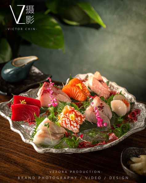 Sushi Mastro Nikkei 🇲🇾📸 Shooting “Delicious Japanese Cuisine” Today! 🎏 Food Photography Results | Japanese Cuisine Special “Enjoy the flavors, savor the taste.” The quality of the photography is at your fingertips☝️. This time, the theme combines dark green and wood brown tones🪵. Japanese cuisine emphasizes the freshness of seafood or marine products🎏. The transparency and vibrant colors in the photos showcase the freshness of the dishes🍣. Interested in menu photography? .. Sushi Mastro... Sushi Food Photography, Menu Photography, Japanese Food Photography, Profile Ig, Professional Food Photography, Japanese Concept, Sushi Menu, Photography Commercial, Sushi Recipes