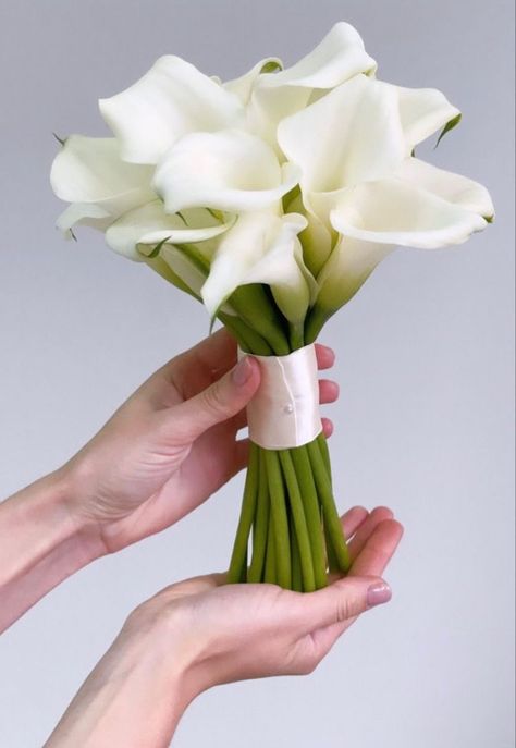 Calla Lily Hand Bouquet, Simple Calla Lily Bouquet, Calla Wedding Bouquet, Architectural Floral Arrangements, Cala Lily Bouquets, Small Bride Bouquets, Lilly Bouquet Wedding, White Calla Lily Wedding Bouquet, Lily Of The Valley Bridal Bouquet