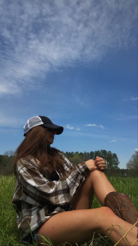 Beach Country Aesthetic, Brunette Country Girl, Southern Aesthetic Country, Southern Girl Aesthetic, Brunette Cowgirl, Country Girl Summer, Girl Clothing Style, Country Girl Clothing, Aesthetic Pfp Ideas