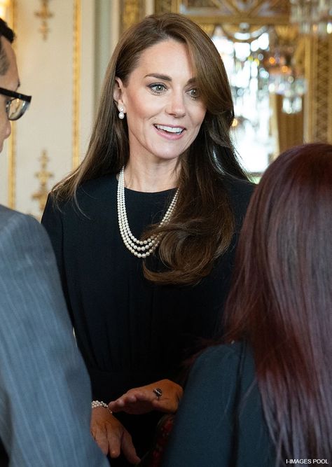 Kate Middleton wears Queen's Pearl Necklace To Luncheon Black Pearls Necklace, Dress With Pearl Necklace, Pearl Necklace Outfit, Black Dress With Pearls, Kate Middleton Jewelry, 70th Wedding Anniversary, Wearing Pearls, 2 Princess, Jewelry Photos