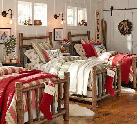 Camera Shabby Chic, Shabby Chic Decor Bedroom, Winter Bedroom, Farmhouse Style Bedrooms, Warm Home Decor, Chic Bedroom Decor, Christmas Decorations Bedroom, Shabby Chic Bedroom, Christmas Bedroom