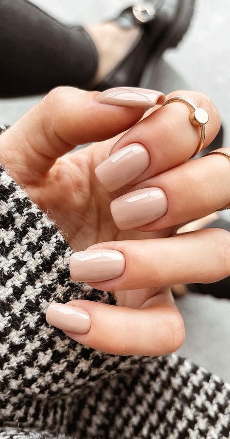 28 Trendy Brown Nail Designs 2021 : Shades of Brown and White Tip Nails Short Trendy Nails Brown, Short Nails Nude Color Design, Nails Nude Color Design, White Autumn Nails, Short Nails Nude Color, Nail Nude Color, Nude Brown Nails Short, Light Brown Fall Nails, Autumn Nude Nails