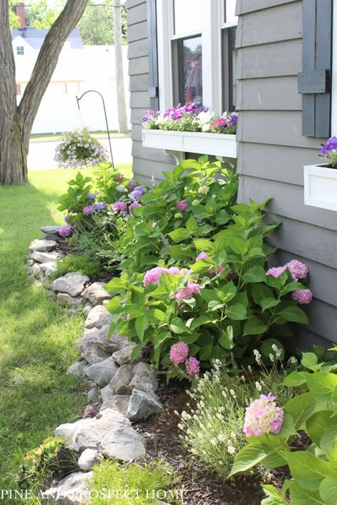 Flower Bed Edging, Beautiful Outdoor Living Spaces, Garden Wallpaper, Backyard Landscaping Ideas, Have Inspiration, Front Yard Garden, House Landscape, Front Yard Landscaping Design, Garden Cottage